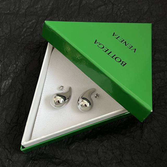 Bottega Veneta Bv耳钉 金属感十足 特别特别赞，整体细节非常令人惊喜，设计感十足，必须为世家的设计点个大大的赞，不仅带出个人自信及品味，款式典雅