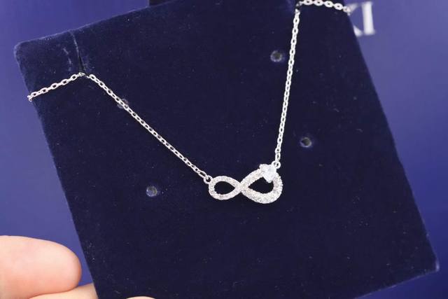 Swarovski 无尽的爱 8字心形钻锁骨项链 这款象征 无尽 的符号装饰与心形装饰相互交织，缀有一颗闪亮迷人的Swarovski仿水晶，为整体设计增添抢眼点