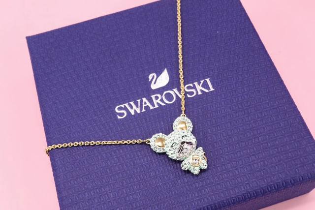 Swarovski 卡通生肖鼠系列 锁骨项链 这款可爱迷人的施华洛世奇项链是为 鼠年而特别设计。玩味十足的老鼠造型装饰，缀有闪亮迷人的浅蓝色及白色Swarovs