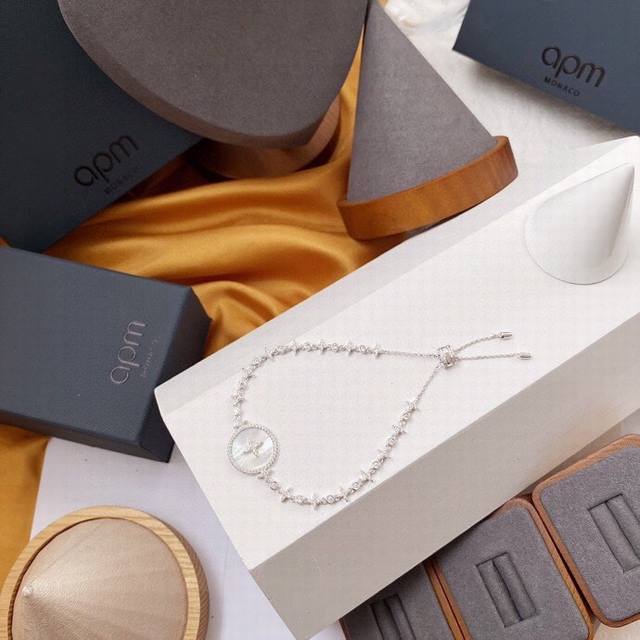 A批M Monaco星星珍珠母贝手链女轻奢手链 设计感气质银饰品礼物 出自A批M原厂的正品细节：1、我家使用的银饰与专柜一致，2、我们采用的贝母是天然珍珠贝母，