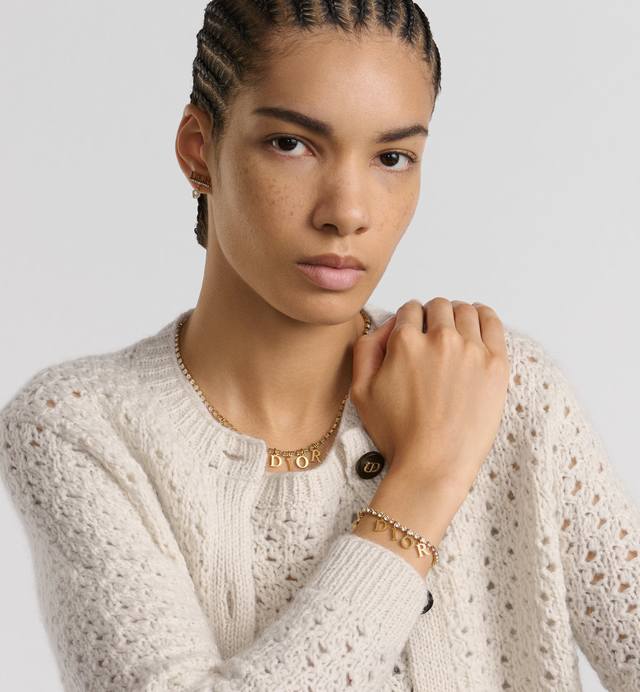 项链 、手链 迪奥 新款一线大牌都爱的Dior 迪奥 新品套装。金属质感逆袭版字母潮范儿抢风头 完全胜任现代年轻人街拍、度假时尚搭成为夏日最炙手的时髦单品...