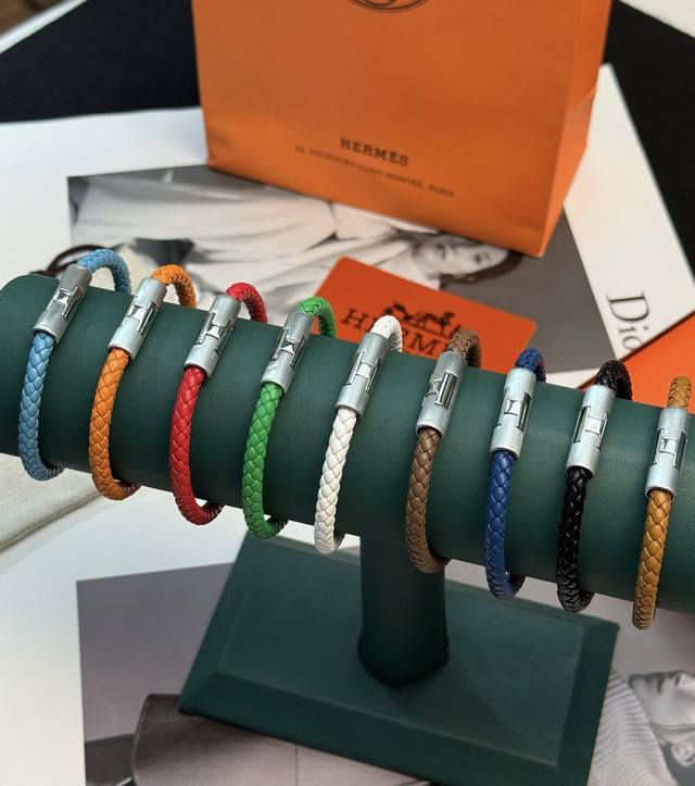 爱马仕编织皮革手柄 这款手柄来自HermèS，采用优质编织皮革，搭配金属连接件，简约又高级计。皮革柔软耐用，金属部分刻有“HermèS Made In Ital