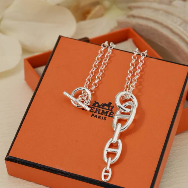 精工版本 Hermes##爱马仕# Farandole光金猪鼻子项链 人生是一面镜子，你以什么样的心情面对，就会折射出什么样的世界。#爱马仕时尚配饰词典#，为每