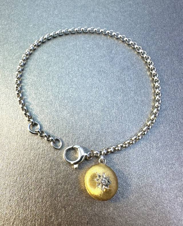 V金材质布契拉提小金豆手链