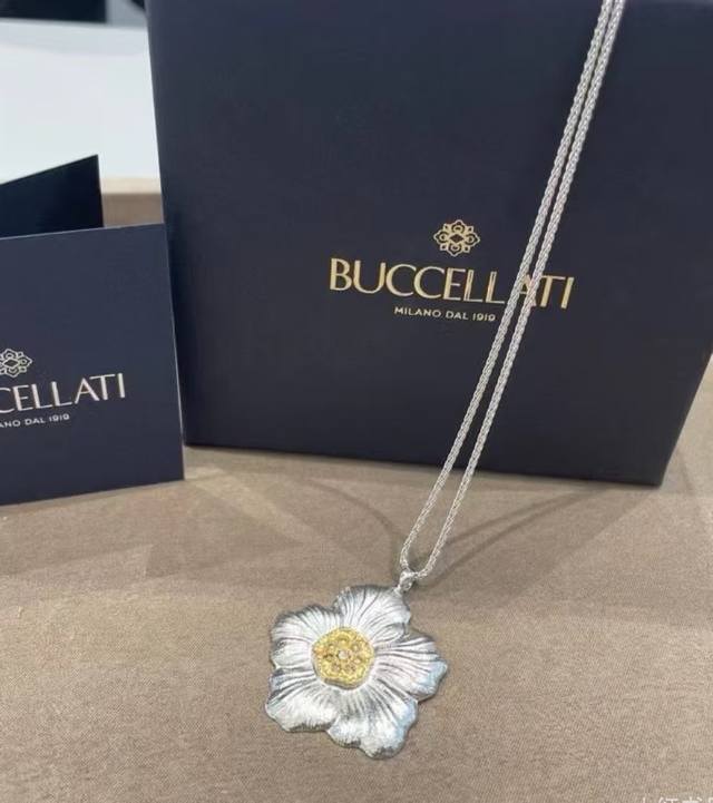 V金材质布契拉提栀子花项链