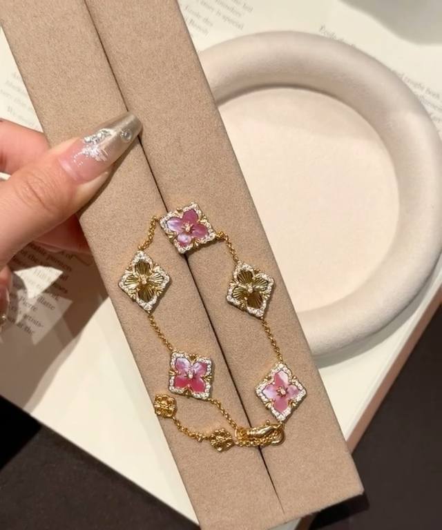 V金材质布契拉提粉贝母间镭射镶钻五花手链