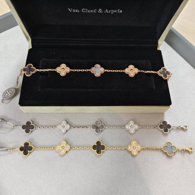 V金材质 高版本Cnc Vca天然银耀石间钻 五花四叶草手链 圣诞限定款，天然的银曜石，每个角度都有不同的颜色，版型超级正，正版细节，市面上很多版都是错的！光泽