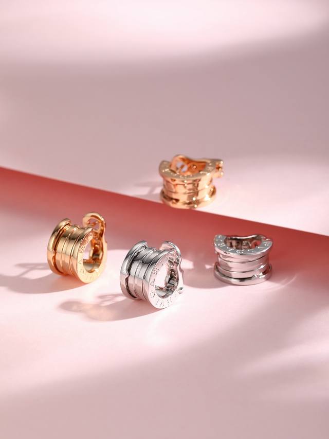 B.Zero1 三圈弹簧耳环，来罗马斗兽场的灵感，独特的螺旋造型，经典Bv珠宝款式，看似简约但是大气～ 完美Cnc切割工艺，每一个细节Logo斗完美还原Z批原版