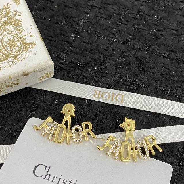 迪家耳钉火爆热销款经典回货同步专柜正品开模独家高端品质实拍图款式新颖突出独特的设计风格不烂大街不易撞款戴上它，你就是这条Gai最靓的妞现货发售