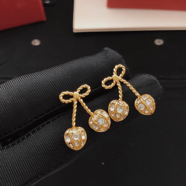 编号Ved0307 Valenti*O最新款蝴蝶结耳钉 一致Z批黄铜材质