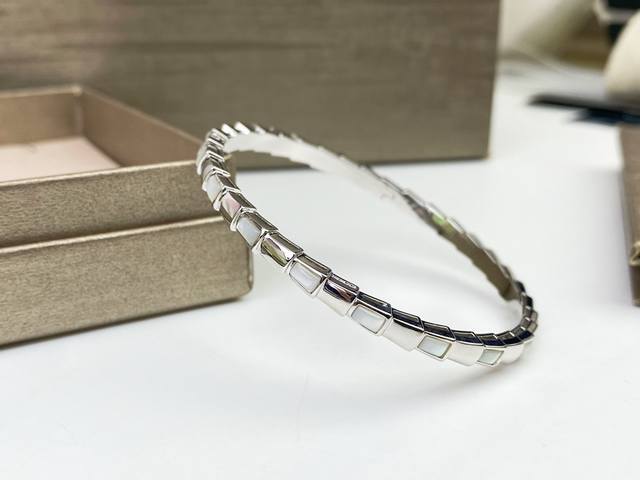 Bvlgari Ser批Enti Vi批Er 间贝壳蛇骨手镯火爆蛇系列宝格丽灵蛇手环 奢侈品蛇升级版高端亚金工艺厚真金电镀、形态栩栩如生 不由想到蛇在出击前的盘