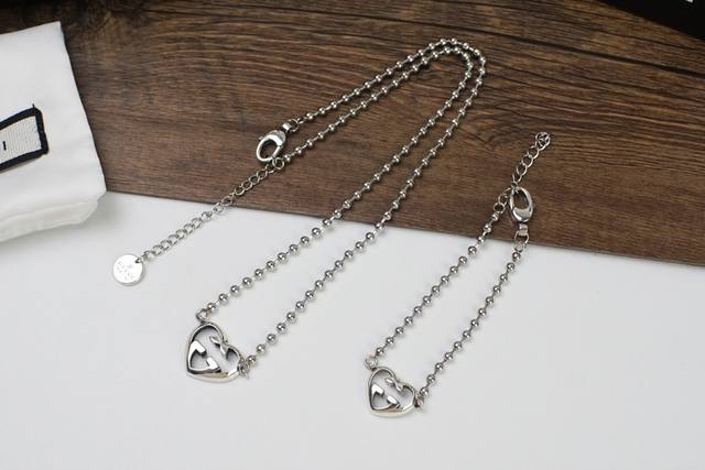 项链 手链 Gucci古奇双G爱心互扣式手链项链超经典的双G标志 细节到位 不浮夸最具代表性的爱心G标志悬挂在珠串链条上显得醒目别致大气时尚 必入款批