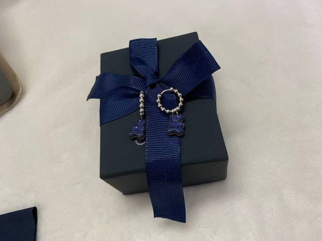 A批M Monaco Baby Babayummy Bear圈形耳环型酷蓝色双面设计。