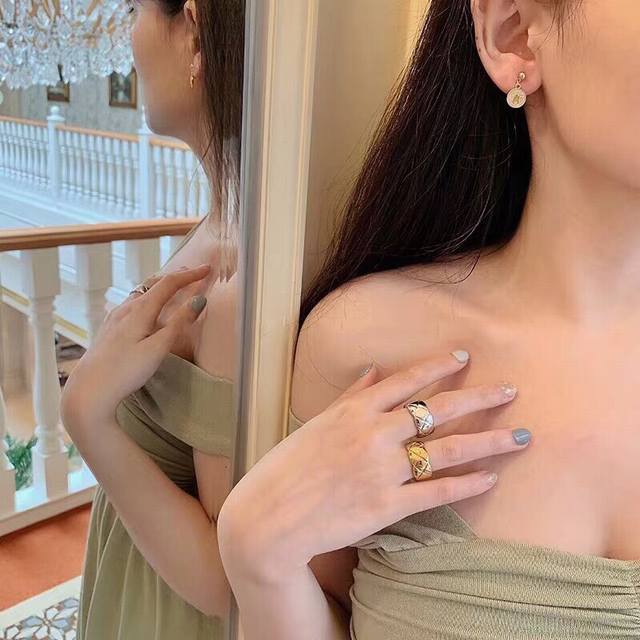 宽版 窄版 精工版本 Chanel 最新菱格纹戒指高端定制。菱格官网同款，实拍高端珠宝Coco Crush！全明星阵容：Chanel Coco Crush 新品