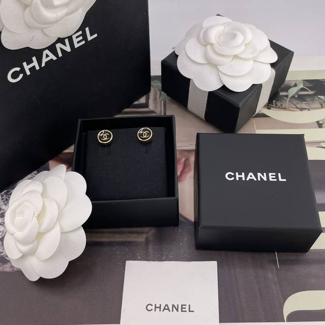 我们出品 香金边小圆黑耳钉 Z 4200，25冬季最新款火爆来袭！现货老规矩先到先得！超精美的一对耳钉，经典的金黑配色，黑色珐琅再加上Mini的小身材，侧面又是