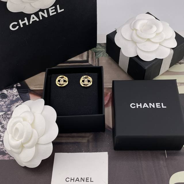 我们出品 香小金扭圈耳钉 Z 4600，现货 本季必入爆款25K新款耳钉，老规矩先到先得！超级精致！重磅推荐量大咨询客Fu！万年经典款，这一季的设计，真的要给一