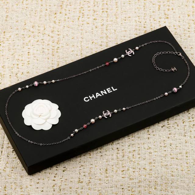 我们出品 Z批 18200！量大咨询客Fu 黑色，粉色！ 香 黑色 粉色珐琅毛衣链 25B秋冬新款绝美系列全网首发爱了爱了 黑色调的逢出必火所有风格的衣服都能搭