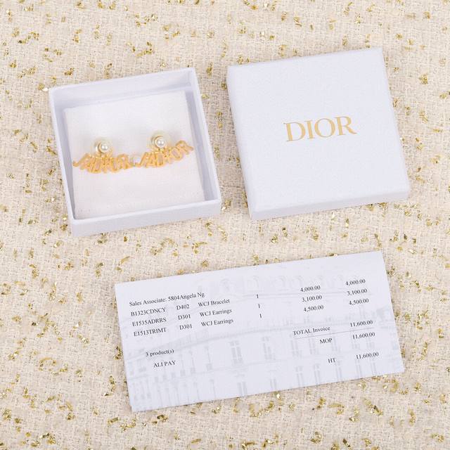 我们出品 现货现货，Z批 5850，量大咨询客Fu 魔鬼，魔鬼，魔鬼又来了 Jadi R珍珠字母耳钉 字母抢钱啊，Dor是魔鬼，太太太好看了，我们一致致Z批，黄