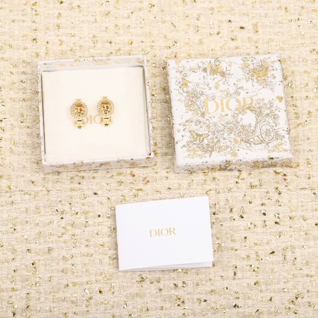 我们出品 最爱的Vintage量大咨询客Fu D椭圆钻耳夹 没耳洞也可以佩戴！Vintage系列，正如 Coco女士所说的“流行稍纵即逝，风格永存”。 而其中V