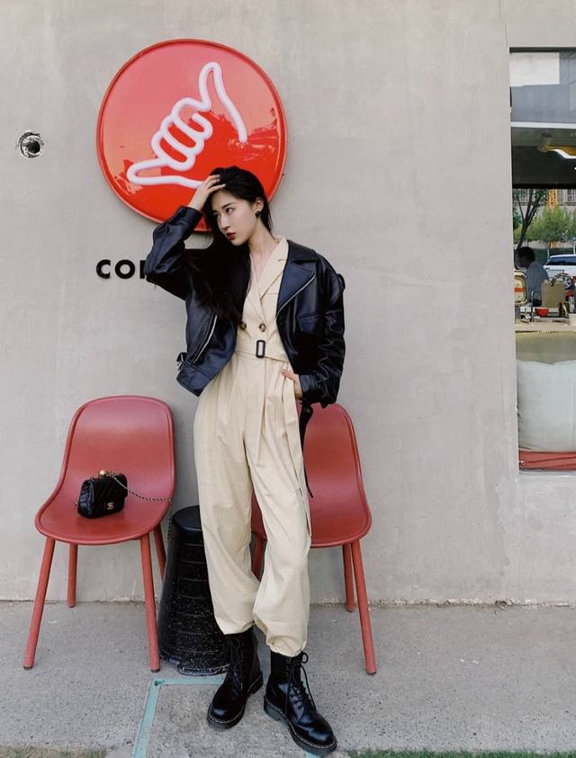 我们出品 最爱的Vintage量大咨询客Fu C酷黑耳钉 非常罕见的稀有品，Vintage中古款，高级黑，永不衰败的黑金经典，你可以永远相信黑色永远是首选！入手