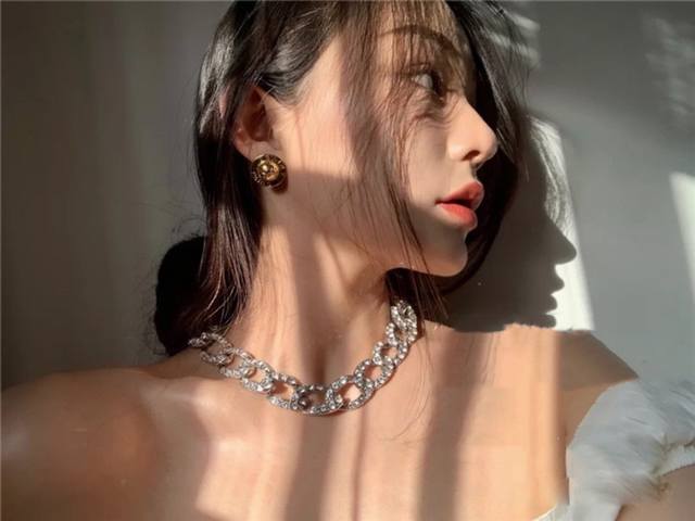 我们出品 最爱的Vintage量大咨询客Fu C 金珠星星耳钉 中古款！复古法式Ins简约风，一颗金灿灿的珠子，上边星星图案点缀，边缘是Logo字母的标志，非常