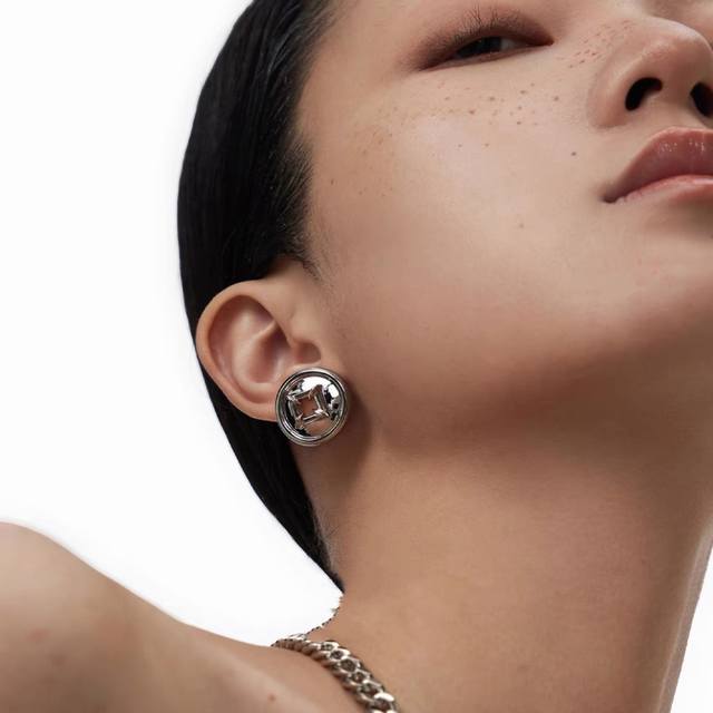 我们出品 量大咨询客Fu！ 小众铜钱耳钉 金色，银色两个颜色！网红订单！极简的设计！超级百搭耐看！经典不过时，非常推荐的一款，非常的Chic，绝对是搭配衣服的神