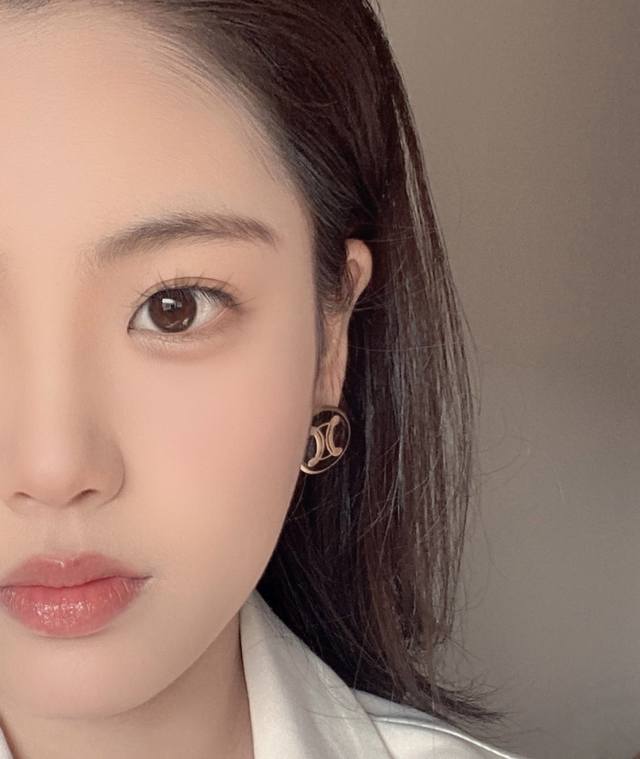 我们出品 量大咨询客Fu C 圆珐琅凯旋门耳钉 超级喜欢的一款耳钉！上耳绝美黑色，白色两个颜色！时尚又简约，又很有创意的设计，特别定制的米奶白色非常仙，非常柔美