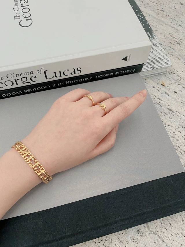 项链 手链 我们出品 项链Z批 10010，手链Zp7410量大咨询客Fu Celne字母链条手链 项链Choker 最新款！根本抢不到哇！我们独家首发[机智]