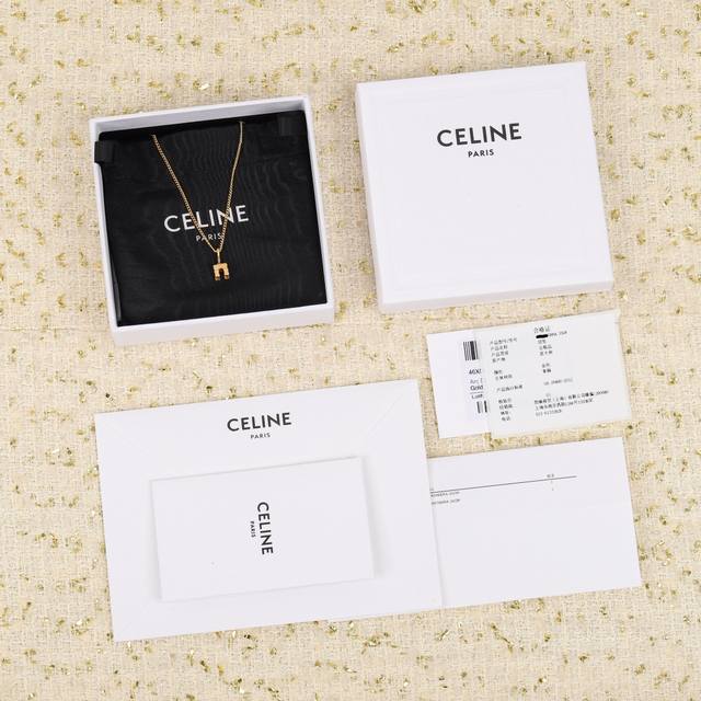 我们出品 Zp2340，量大咨询客Fu Celne中国首发凯旋门项链 一致Z批黄铜材质！ 最新款的字母项链，这个其实好难好难做， 第一，整个吊坠是迷你的，细节非