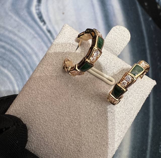 心心念念的Ser批Enti 蛇耳环，这个系列是最让人着迷的一个系列，不论手镯 戒指还是 项链耳环 都超美的一个系列 耳环做了日常最好搭的小号尺寸， 镶嵌天然白贝