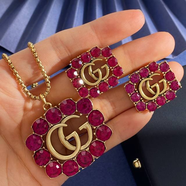 毛衣链Gq92 耳钉Gq92 古驰 Gucci 古奇复古低调奢华长方形12颗钻施华洛水钻作旧双G标志耳钉毛衣链长款项链 黄铜材质 古铜色 耳钉重约16.7G；毛