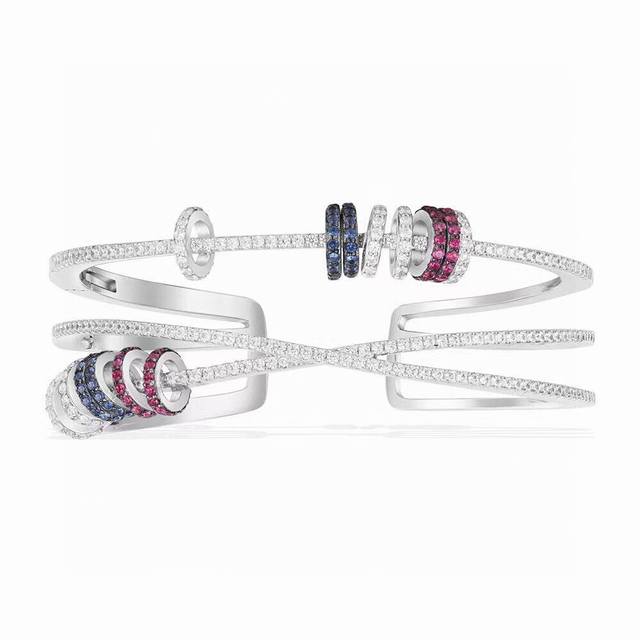 A批M Monaco三环彩钻多圈圈转运手镯！这个款可以说炒鸡经典的了，叠戴感设计理念，可以不用去佩戴多个款式就能达到叠戴效果，上面的小圈圈是可以转动的，时来运转