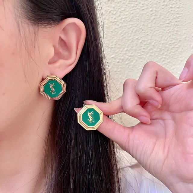 圣罗兰经典字母耳钉