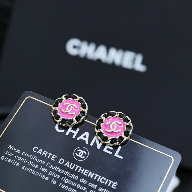 Chanel 黑紫珐琅耳钉 超美超美的款，中间紫色珐琅工艺太精致了，小巧舒适，简约不失优雅，时尚休闲百搭，黑紫搭配酷甜又时尚经典元素永不过时