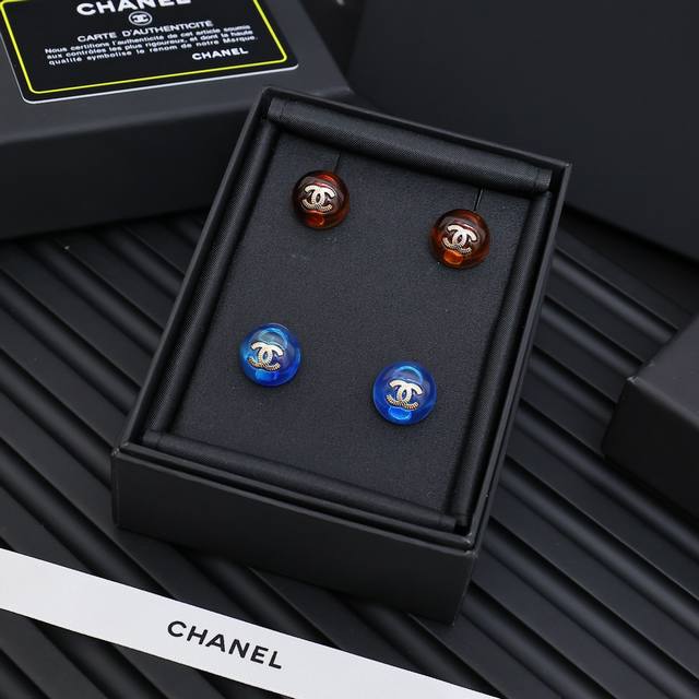 Chanel 玳瑁色，蓝色纽扣耳钉 复古腔调十足