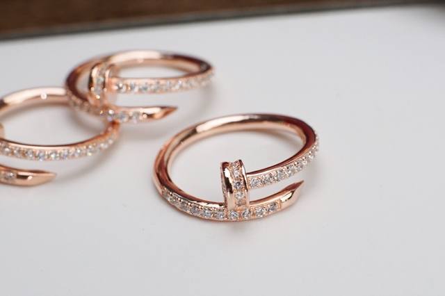 卡地亚Cartier钉子造型戒指微镶满钻持久闪亮 卡地亚经典杰作个性时尚，佩戴舒适做工精致原版Logo 亚金材质码数678批