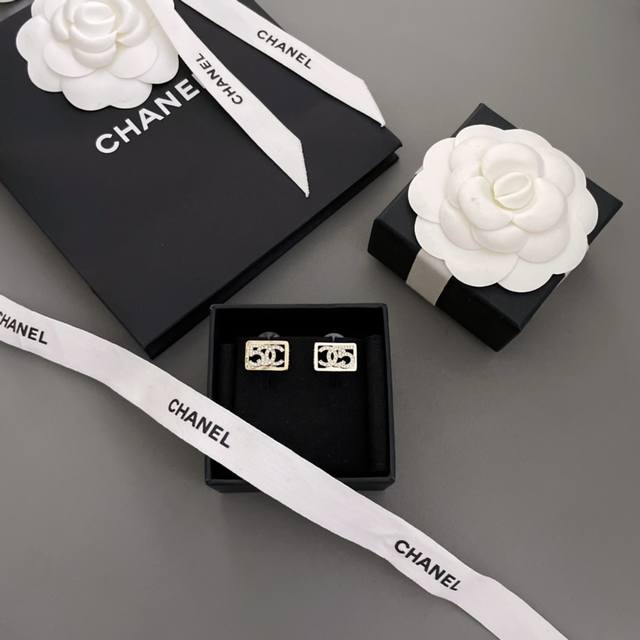 我们出品 香小框C5耳钉 Z 4700，隐藏款！低调有内涵！超级推荐！编号，配包装！简约大气的设计，细节满满！Z一致黄铜电镀金材质，颗颗施华洛钻！经典又充满时尚