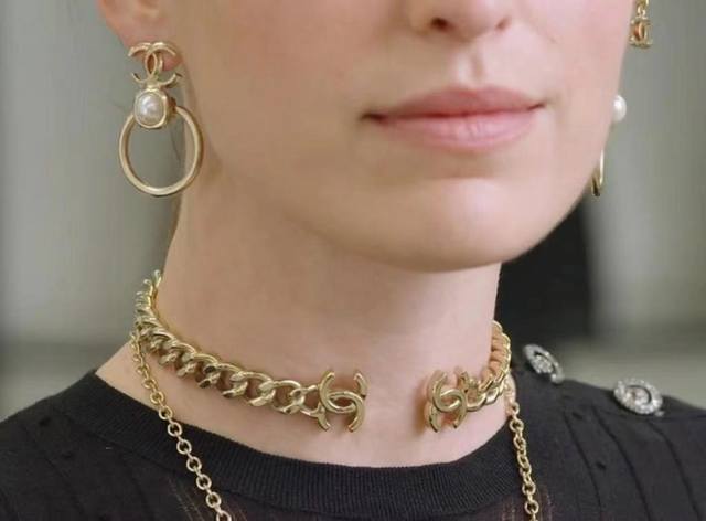 我们出品 Z批 5850量大咨询客Fu Ch Nel双C珍珠耳钉 “ 早春新款”整个系列都要入，火到炸裂，美到窒息，不买真心对不起自己全部采用进口施华洛珍珠，无