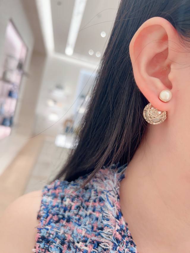 我们出品 Z4800，量大咨询客Fu 本季度一定要买的 D！Or大小珍珠耳环 好看到爆的节奏，特别是佩戴起来，给人斯文气质同时又有一股个性！认准我家出品，市面L