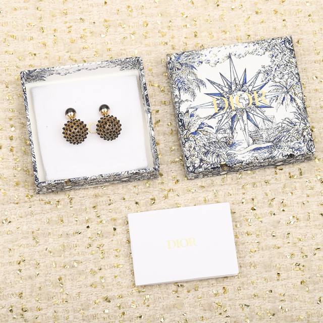 我们出品 Z7400，量大咨询客Fu 本季度一定要买的 D！Or 大小珍珠耳环 好看到爆的节奏，特别是佩戴起来，给人斯文气质同时又有一股个性！认准我家出品，市面