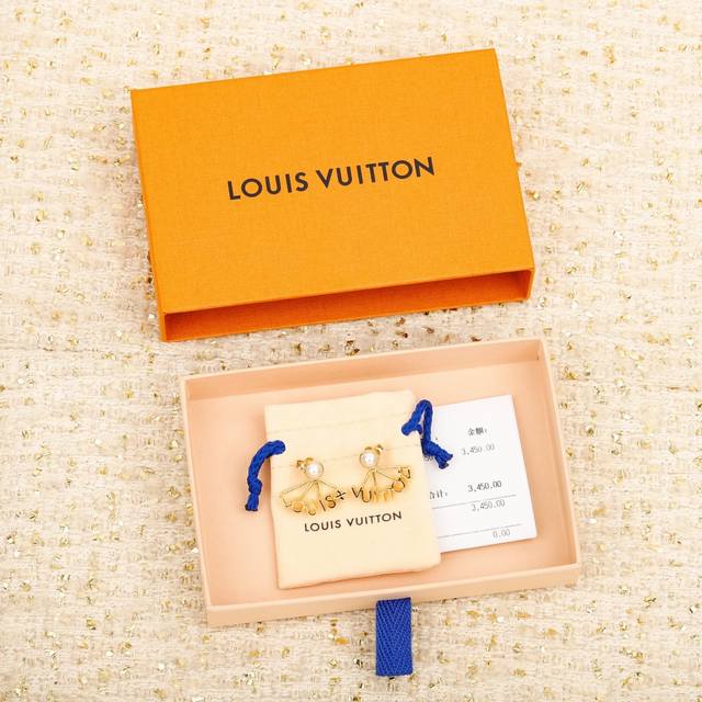 我们出品 Zp4490,量大咨询客Fu L多元素耳钉 Flowergram 系列很有个性设计感的一款耳钉，发挥你的脑洞非常精致个性又百搭日常，为造型增添精致的点