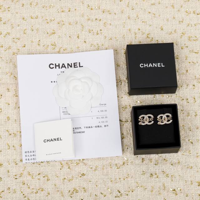 我们出品 现货，Zp5330+量大咨询客Fu Chanel双C字母耳钉 必入[机智]一致Z批黄铜材质，上边50颗施华洛钻点缀，Blingbling 日常各种好搭