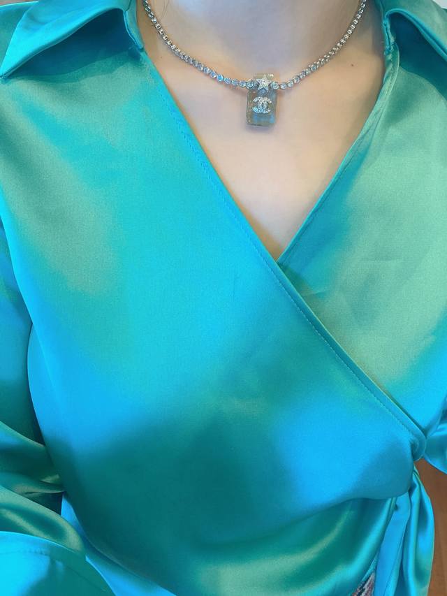 我们出品 Z批 8580，量大咨询客Fu！ Chanel满钻香水瓶吊Choker 非常经典一款简单又有创意的项链，大小适中的香水瓶吊坠，上边有树脂施华洛钻点缀，