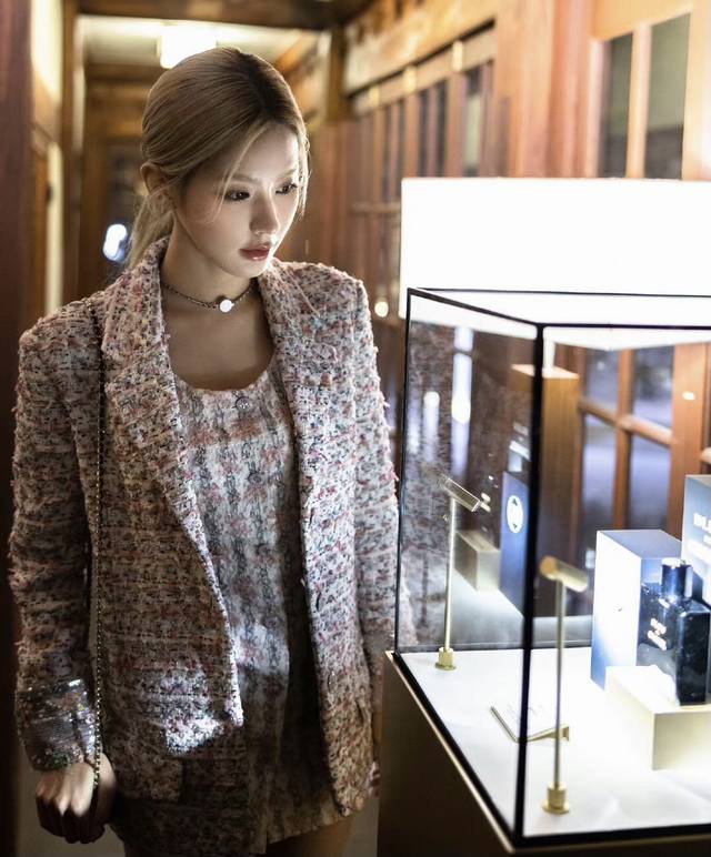 我们出品 Zp7150，量大咨询客Fu！ 最最新款纽扣项链 每一个季度都必出的设计单品，属于经典万年常青款，全部采用订制树脂+进口小牛皮，Z批一致黄铜材质，气质