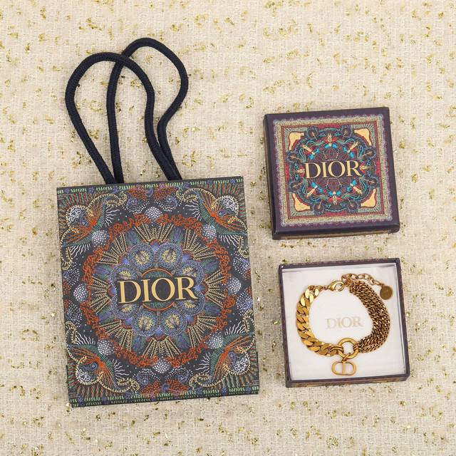 我们出品 Z批 7020，量大咨询客Fu 魔鬼，魔鬼，魔鬼又来了 Di R字母手链 字母抢钱啊，Dor是魔鬼，太太太好看了，我们一致致Z批，黄铜材质，链条全部都