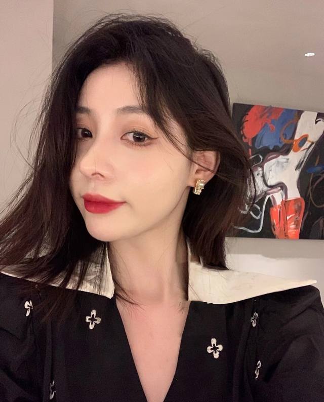 我们出品 量大咨询客Fu M！U珠钻双拼耳钉 时尚又简约，又很有创意的设计，非常仙，非常柔美，落落大方！因为极其简单的设计，越是要做好，才有那种复古港风味道出来