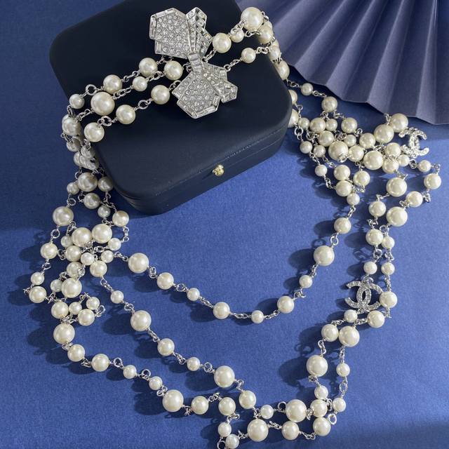 Xn92 香奈儿Chanel小香风时尚高级感满钻蝴蝶结双C字母三层珍珠项链毛衣链 黄铜材料 银色