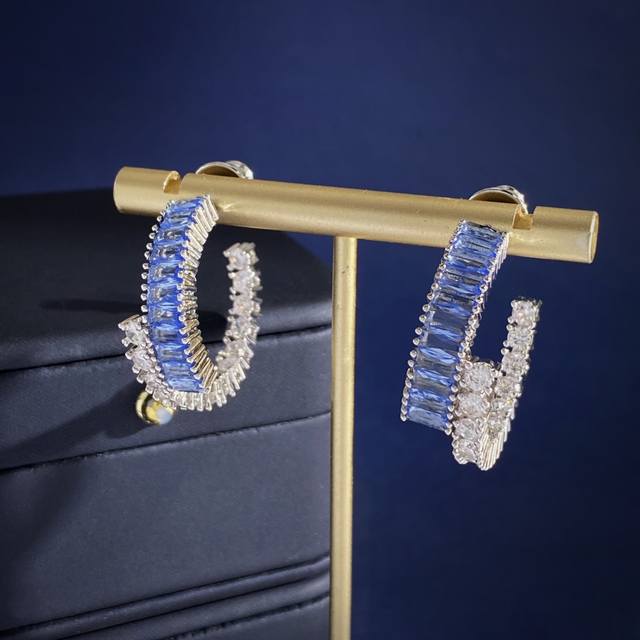 耳环Sh93 施华洛世奇欧美时尚大圈设计混合切割蓝色锆石镶钻C形耳环耳钉 黄铜材料 银色 耳环重约10.7G；尺寸约3Cm*3Cm*1Cm