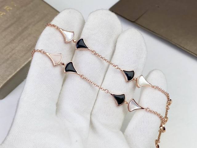 Bvlgari宝格丽黑玛瑙白贝母扇形手链美毙了宝格丽珠宝Diva系列小裙子 手链创意扇子设计搭配黑玛瑙和白贝母 优雅而亲切 ～彰显出女性魅力的本质和精髓批