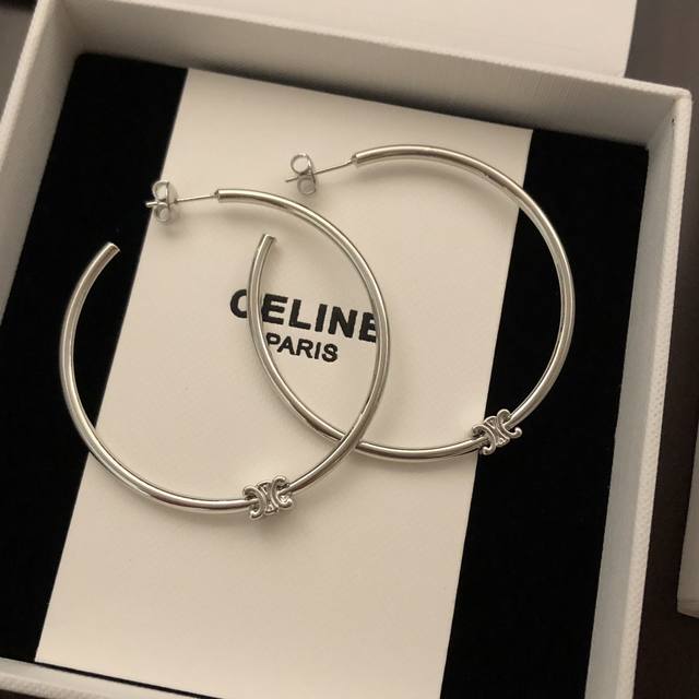 赛琳耳环Celine 新款大号赛琳凯旋门耳环 与众不同的设计 个性十足 电镀18K金工艺 专柜版本 一比一质量颠覆你对传统耳环的印象 使其魅力爆灯 二色可选 耳
